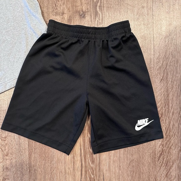 Boys Nike shorts set, size 7 - Picture 3 of 4